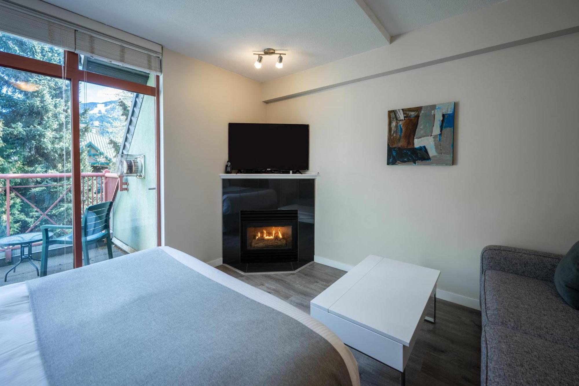 Alpenglow Lodge Sunny Studio With Sitting Area By Mva Whistler Exterior photo